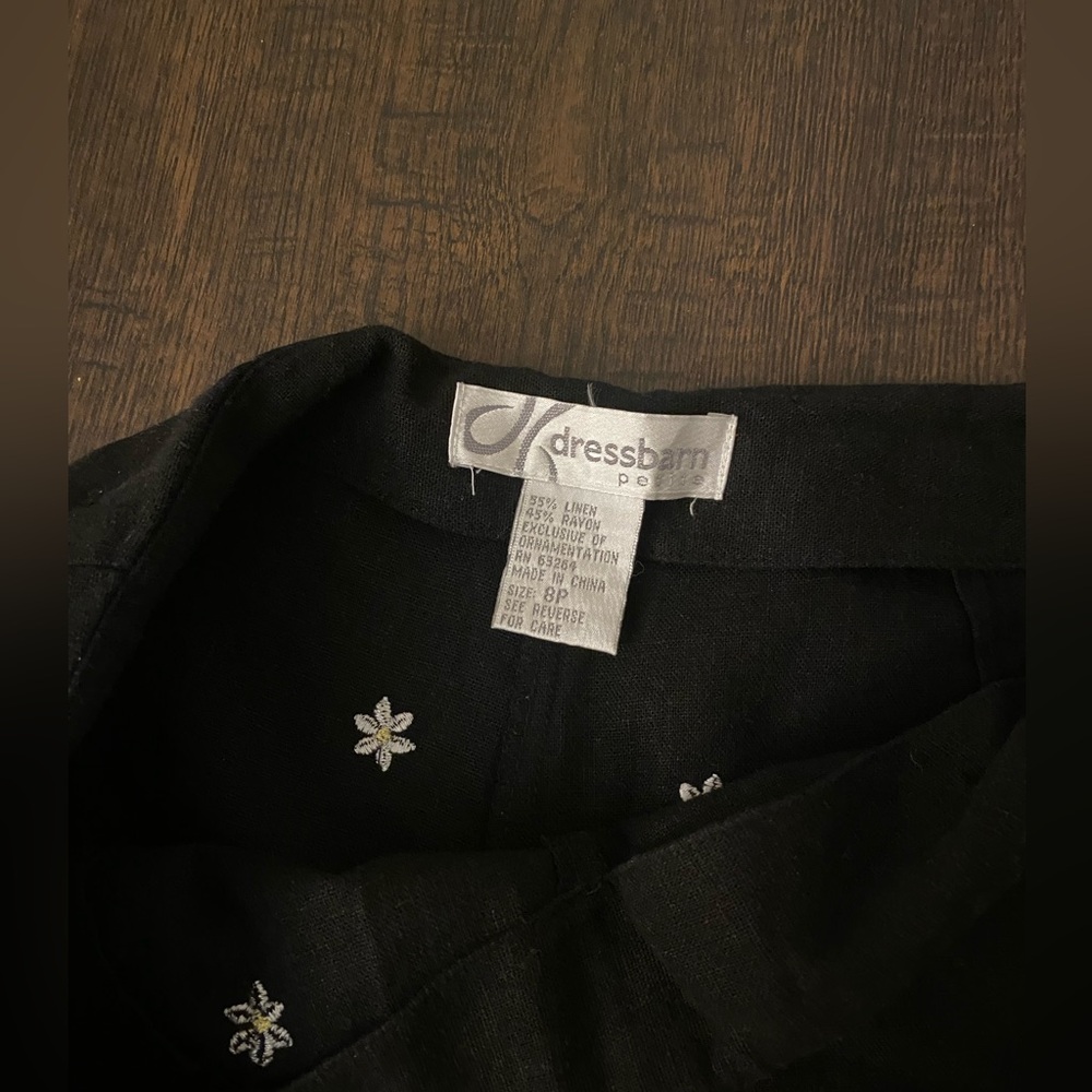 Vintage black linen capris with embroidered white flowers - Picture 3 of 4